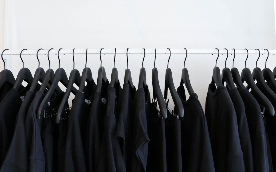 ¿Cómo mantener el negro intenso de ropa lavando en la lavadora?
